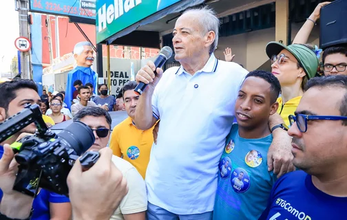 Sílvio Mendes em caminhada no bairro Dirceu