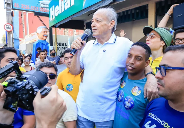 Sílvio Mendes em caminhada no bairro Dirceu