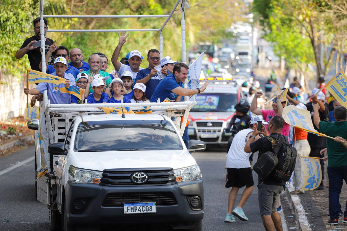 Sílvio Mendes em carreata na zona leste de Teresina