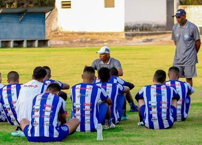 Técnico Eduardo Rodrigues conversando com os jogadores do Comercial