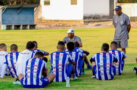 Técnico Eduardo Rodrigues conversando com os jogadores do Comercial