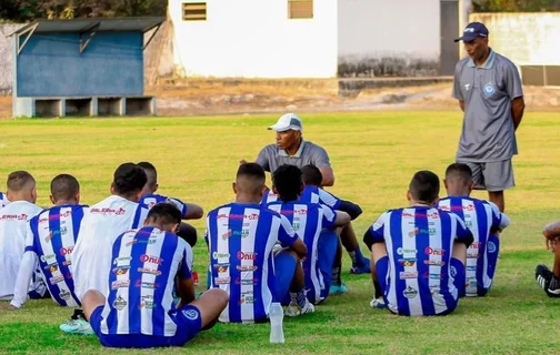 Técnico Eduardo Rodrigues conversando com os jogadores do Comercial