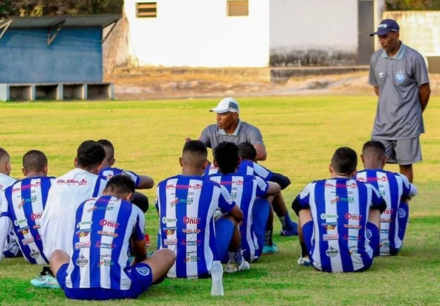 Técnico Eduardo Rodrigues conversando com os jogadores do Comercial