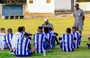 Técnico Eduardo Rodrigues conversando com os jogadores do Comercial