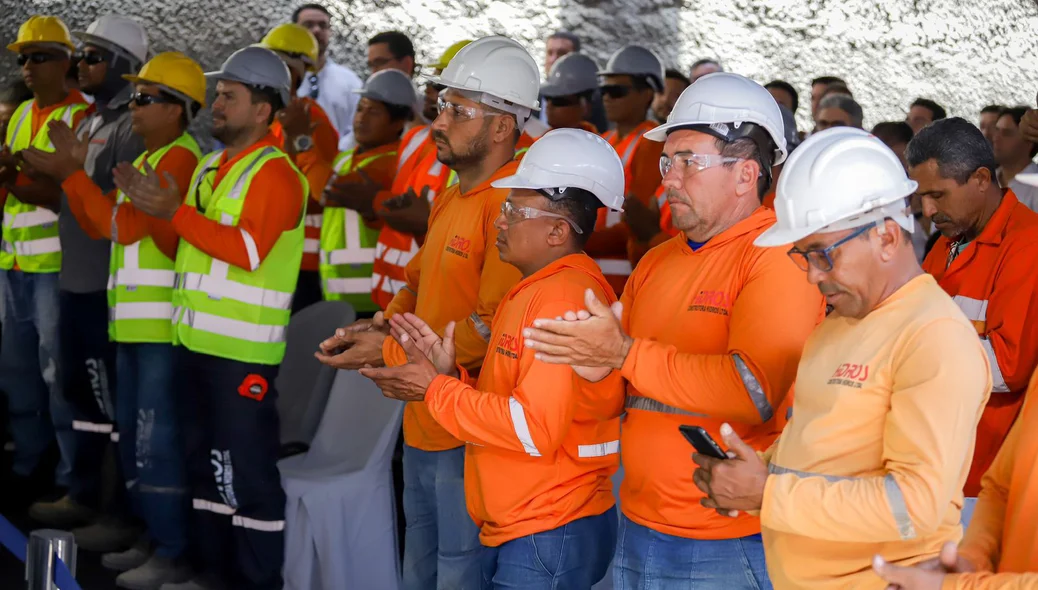 Trabalhadores da obra do rebaixamento da João XXIII