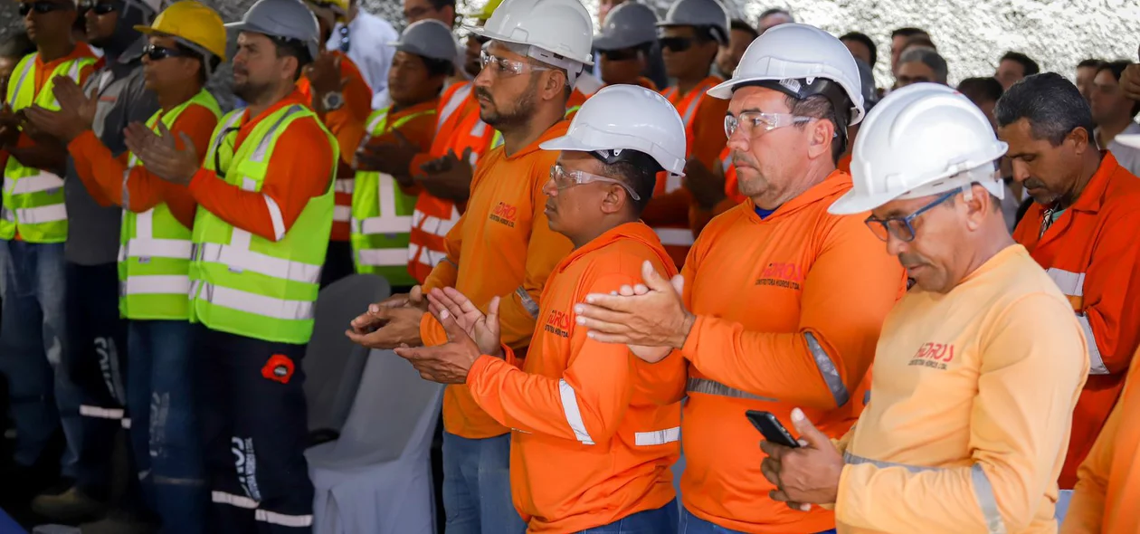 Trabalhadores da obra do rebaixamento da João XXIII