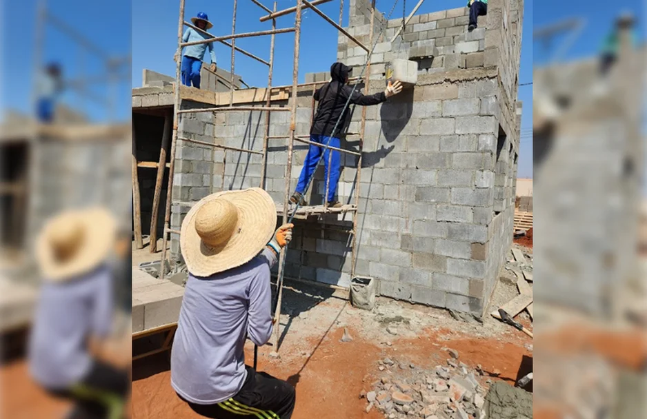 Trabalhadores eram mantidos em condição análoga à escravidão em um canteiro de obras no estado de Goiás