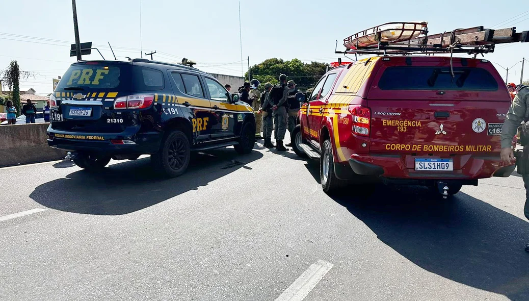 Viaturas da PRF e do Corpo de Bombeiros