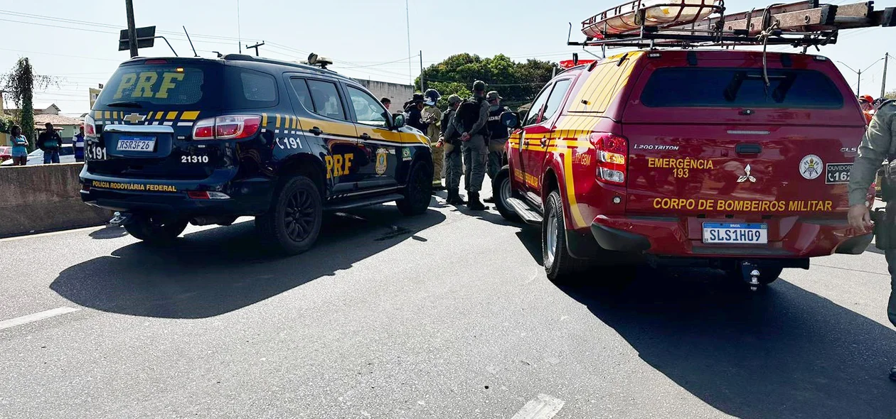 Viaturas da PRF e do Corpo de Bombeiros