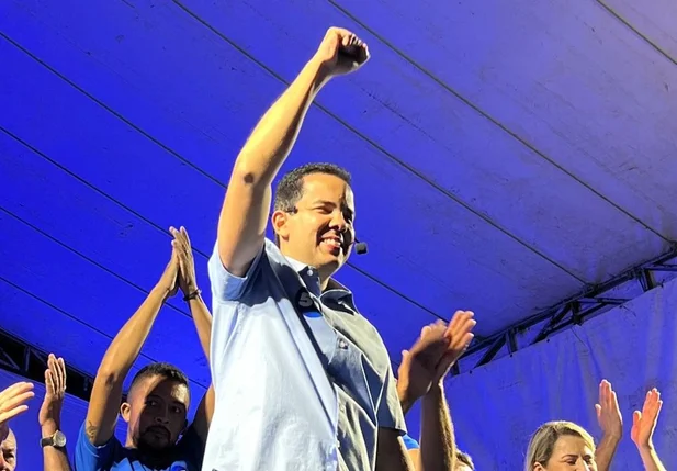 Victor Carvalho reúne multidão durante carreata e comício em Coronel José Dias