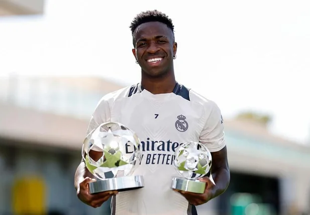 Vinicius Júnior recebe o prêmio de melhor jogador da Champions League da Europa