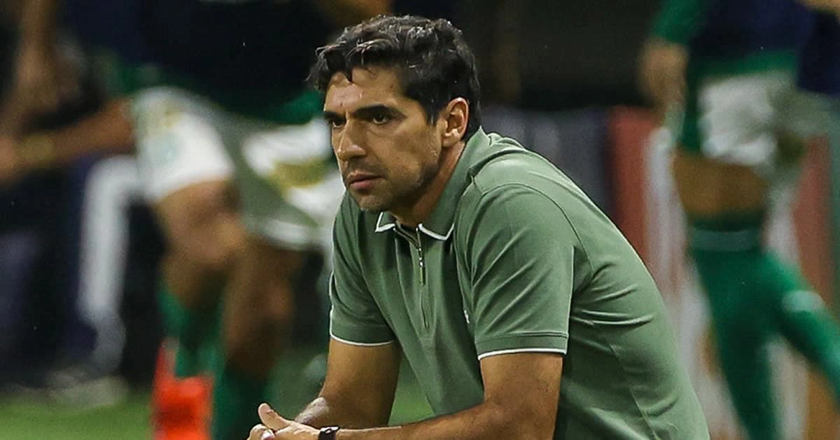 Abel Ferreira na beira do campo em jogo do Palmeiras