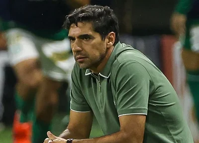 Abel Ferreira na beira do campo em jogo do Palmeiras