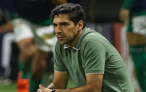 Abel Ferreira na beira do campo em jogo do Palmeiras