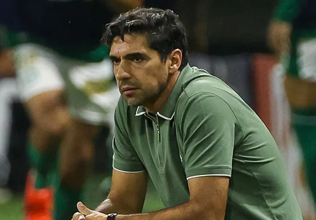 Abel Ferreira na beira do campo em jogo do Palmeiras