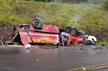 Acidente entre um caminhão do Corpo de Bombeiros e um Toyota Corolla