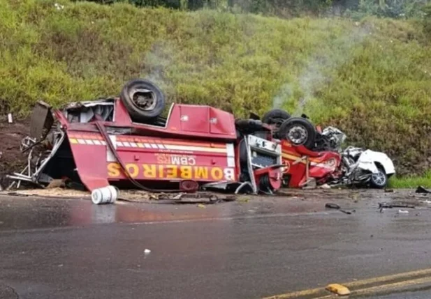 Acidente entre um caminhão do Corpo de Bombeiros e um Toyota Corolla