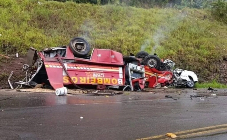 Acidente entre um caminhão do Corpo de Bombeiros e um Toyota Corolla