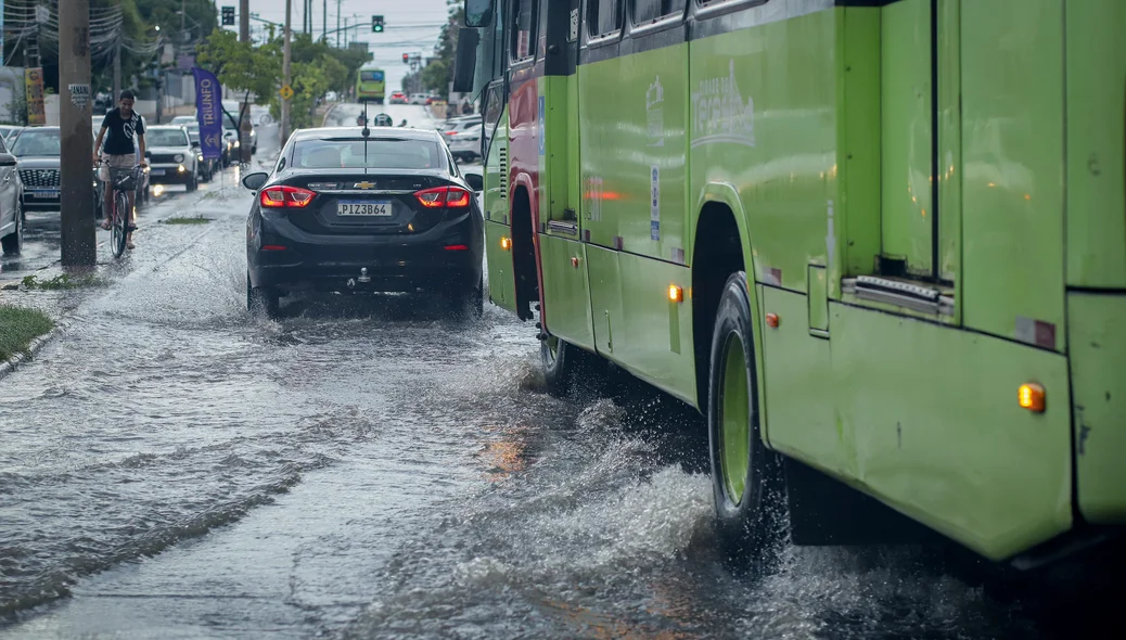 Alagamento causa transtorno a motoristas e passageiras na zona Leste de Teresina