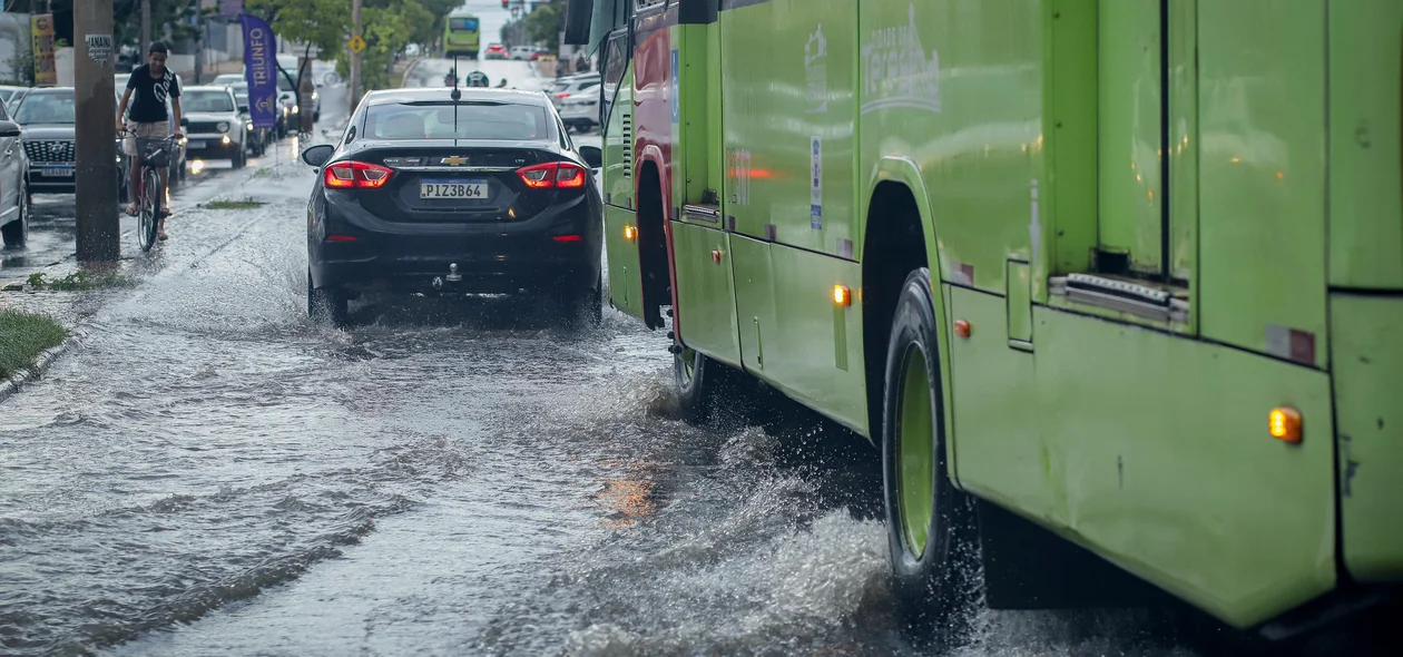 Alagamento causa transtorno a motoristas e passageiras na zona Leste de Teresina