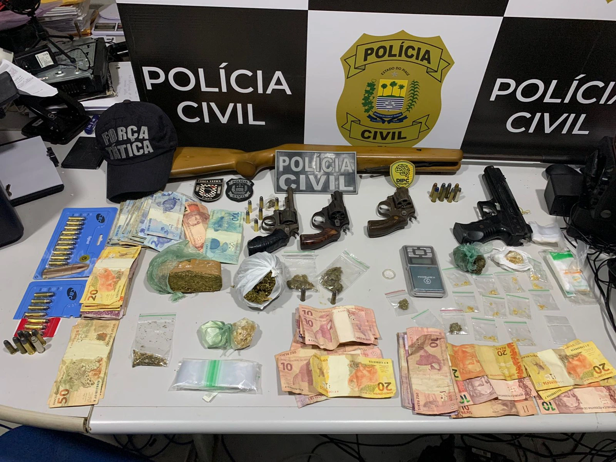 Armas, dinheiro e drogas apreendidas