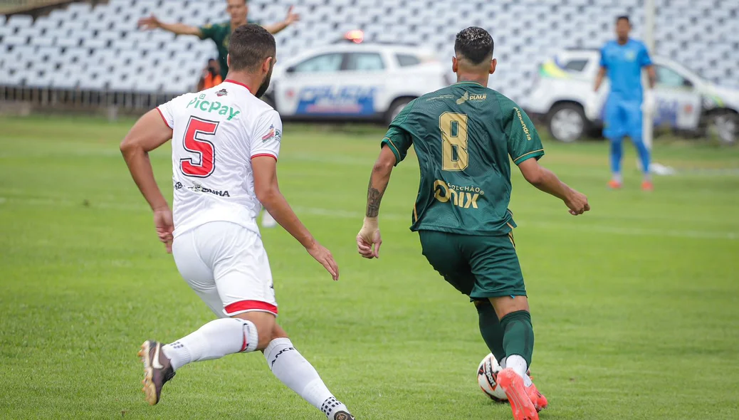 atleta Alan pedro tocando na bola