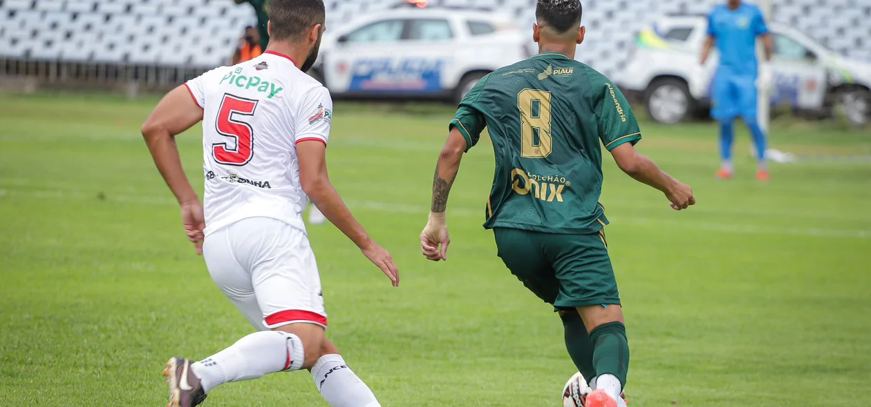 atleta Alan pedro tocando na bola