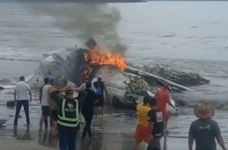 Avião de pequeno porte cai em praia de SP