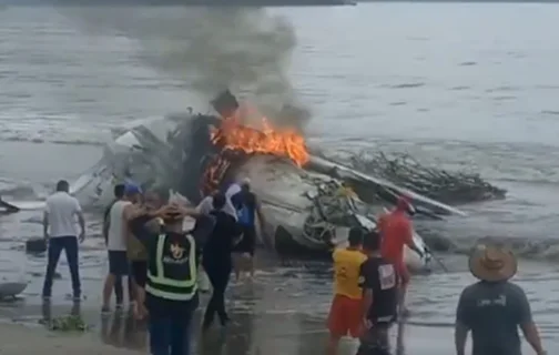 Avião de pequeno porte cai em praia de SP