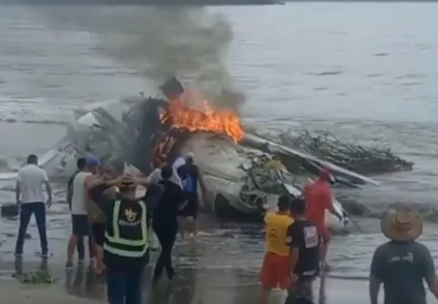 Avião de pequeno porte cai em praia de SP