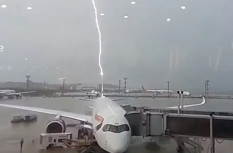 Avião é atingido por raio em São Paulo