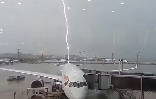 Avião é atingido por raio em São Paulo