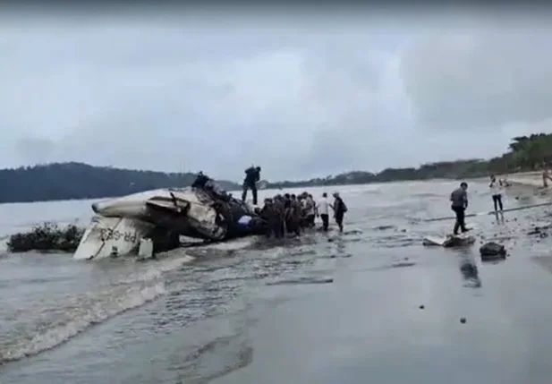 Avião explodiu na praia de Ubatuba