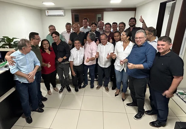 Bancada de deputados estaduais e federais do PT durante encontro com o governador Rafael Fonteles e com o ministro Wellington Dias, nessa quarta-feira (28)