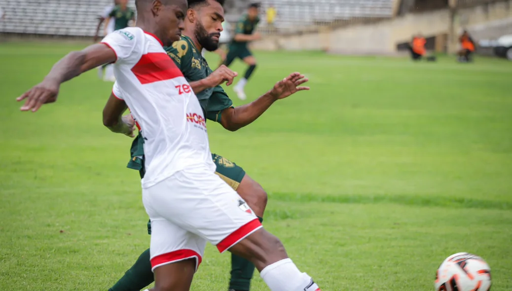 Bola em disputa em jogo de River x Altos