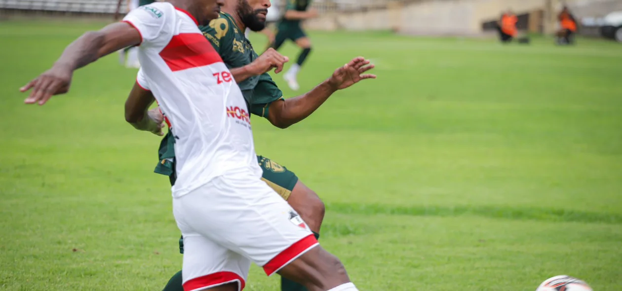 Bola em disputa em jogo de River x Altos