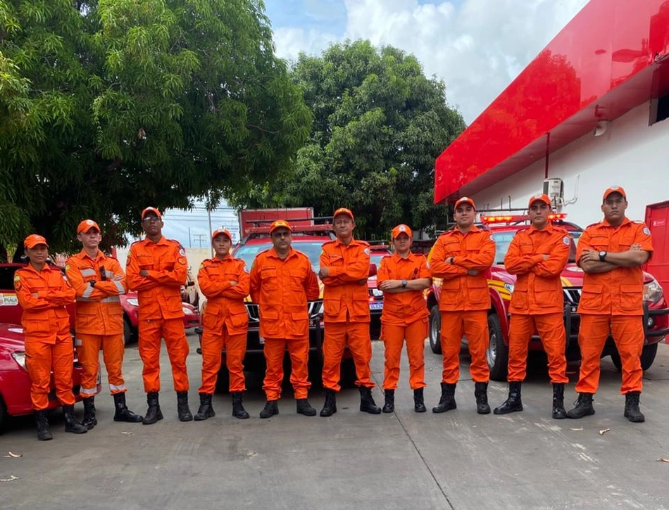 Bombeiros de Teresina vão ajudar militares de Picos após fortes chuvas na região