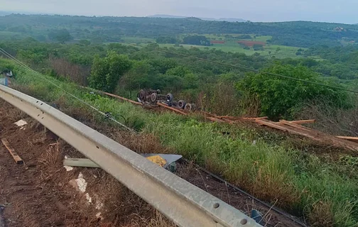 Caminhão tombou na BR 316 em Picos