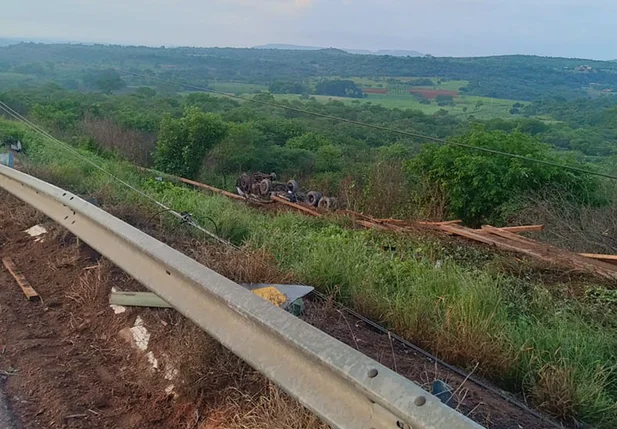 Caminhão tombou na BR 316 em Picos