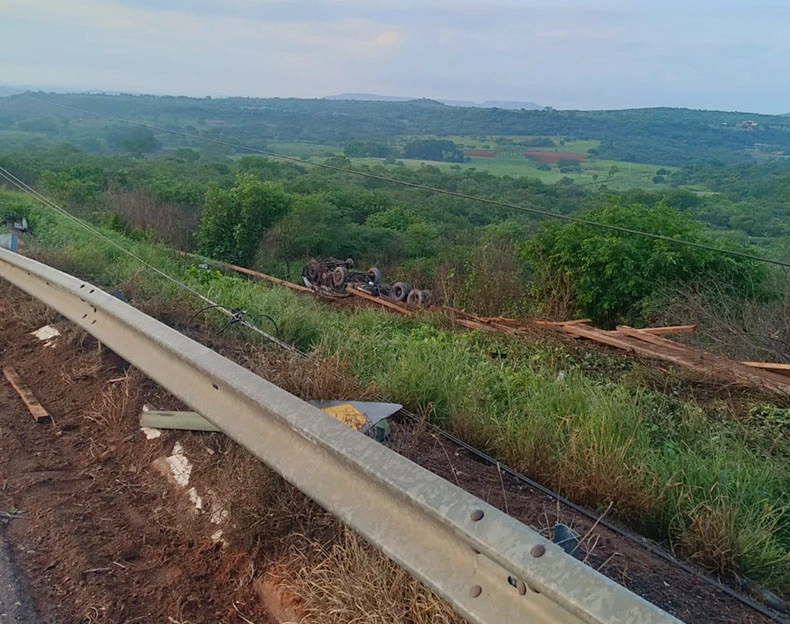 Caminhão tombou na BR 316 em Picos