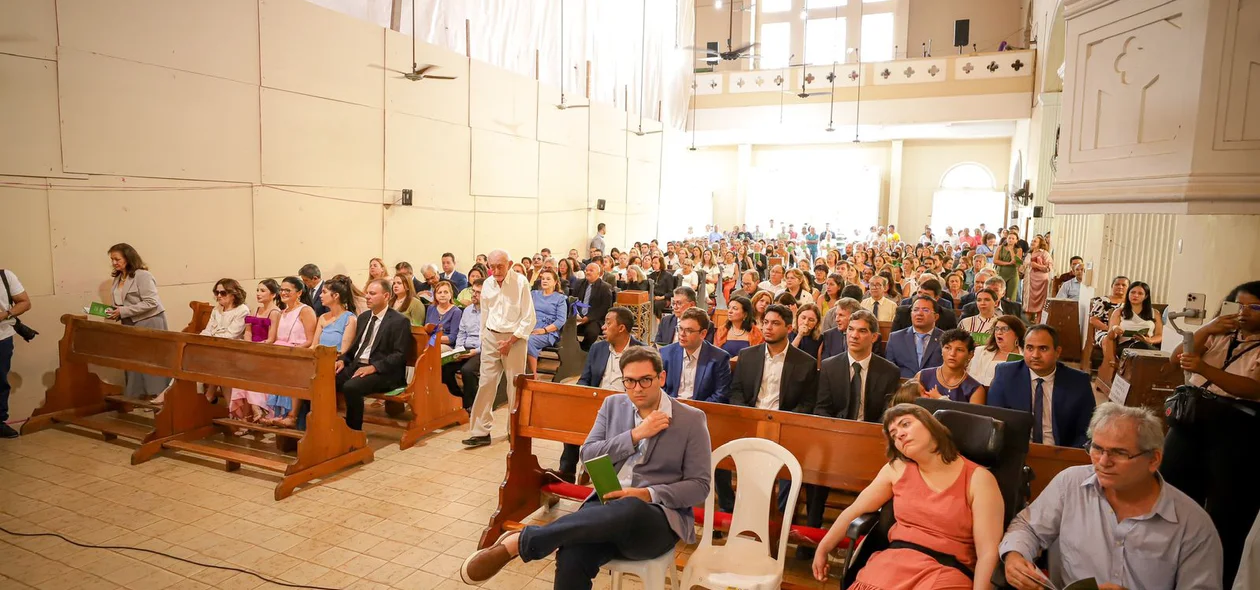 Celebração religiosa na Igreja do Amparo