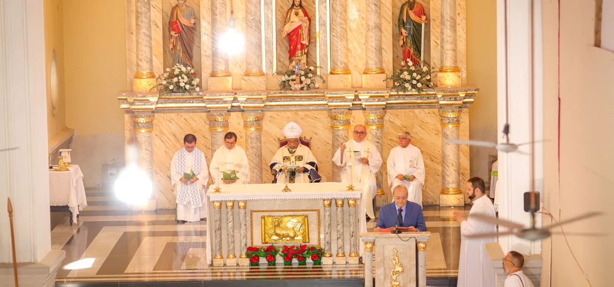 Celebração religiosa presidida pelo Arcebispo Dom Juarez