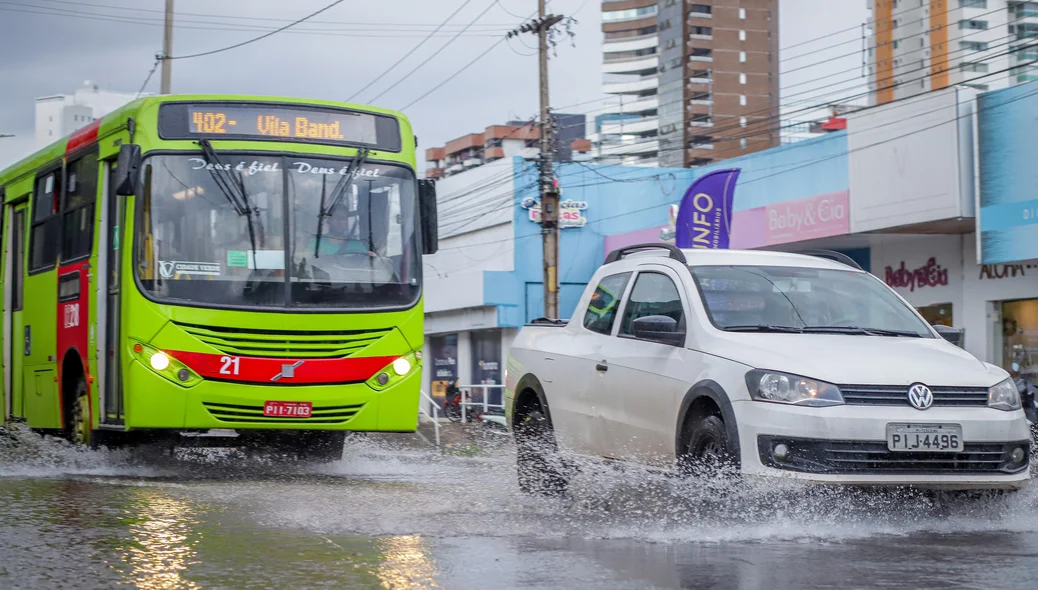 Chuva causa alagamento na Avenida João Elias Tarjara, zona Leste de Teresina