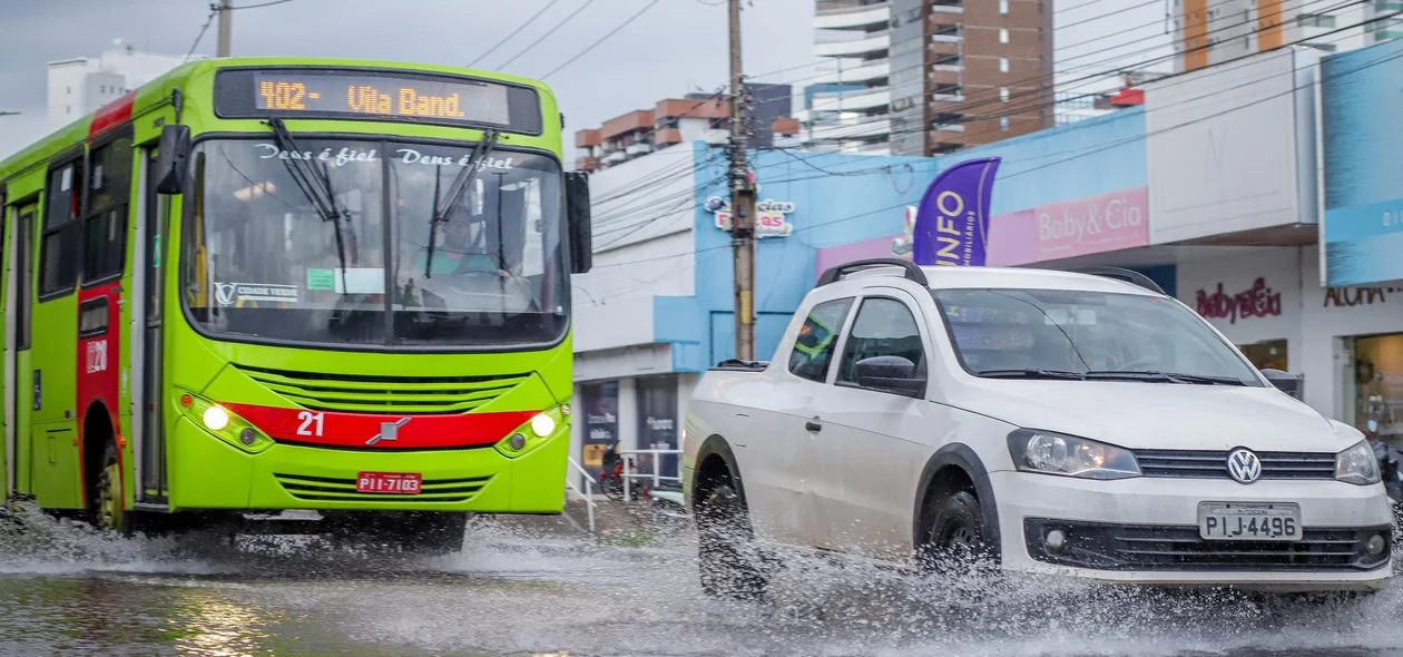 Chuva causa alagamento na Avenida João Elias Tarjara, zona Leste de Teresina