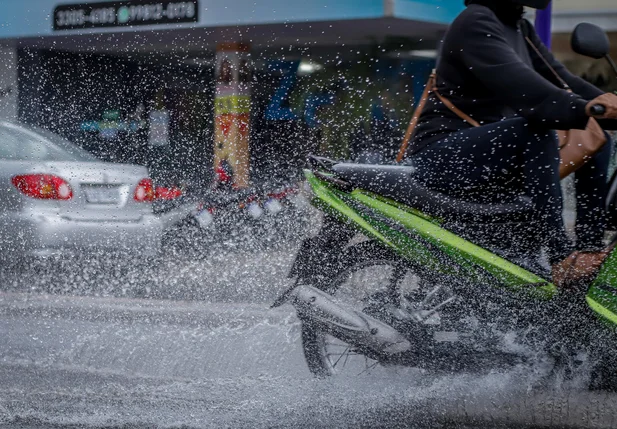 Chuva causa alagamentos na zona leste de Teresina