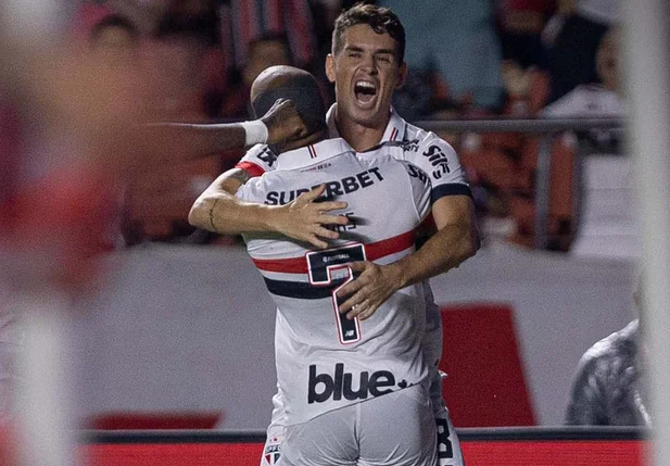 Com show de Lucas e Oscar, São Paulo vence e quebra invencibilidade do Corinthians