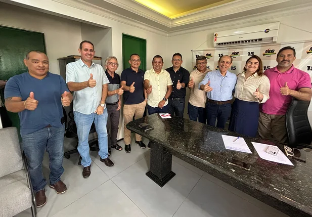 Comissão de suplentes de vereador de Teresina durante visita ao senador Marcelo Castro (MDB), na manhã desta segunda-feira (27)