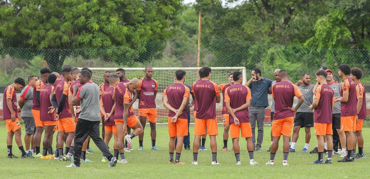 Comissão técnica, dirigentes e jogadores do River em preparação para jogo contra o Altos no Piauiense 2025