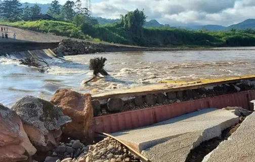 Correnteza de rio arrasta ponte  de cidade no Rio Grande do Sul