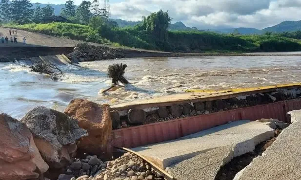 Correnteza de rio arrasta ponte  de cidade no Rio Grande do Sul